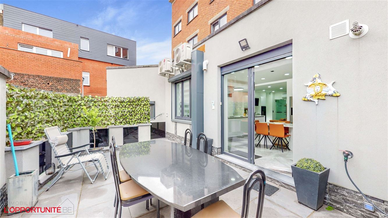 Luxueux appartement entièrement rénové avec gout, 3 chambres, 18 panneaux, électricité conforme 2047, terrasse et garage.