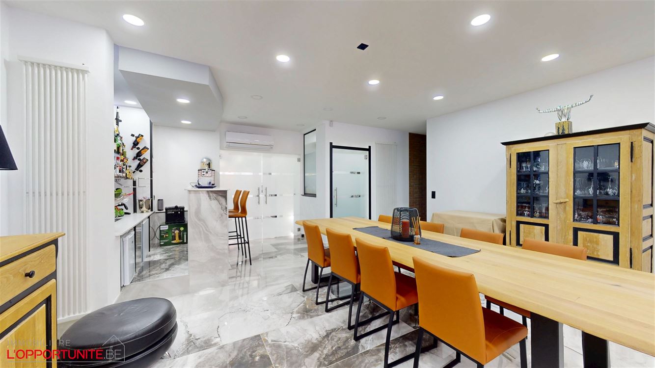 Luxueux appartement entièrement rénové avec gout, 3 chambres, 18 panneaux, électricité conforme 2047, terrasse et garage.