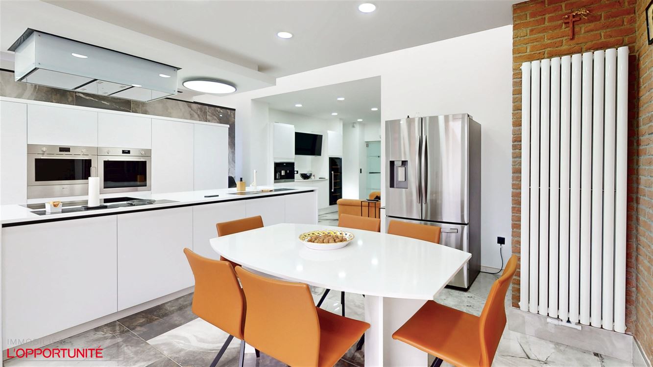 Luxueux appartement entièrement rénové avec gout, 3 chambres, 18 panneaux, électricité conforme 2047, terrasse et garage.