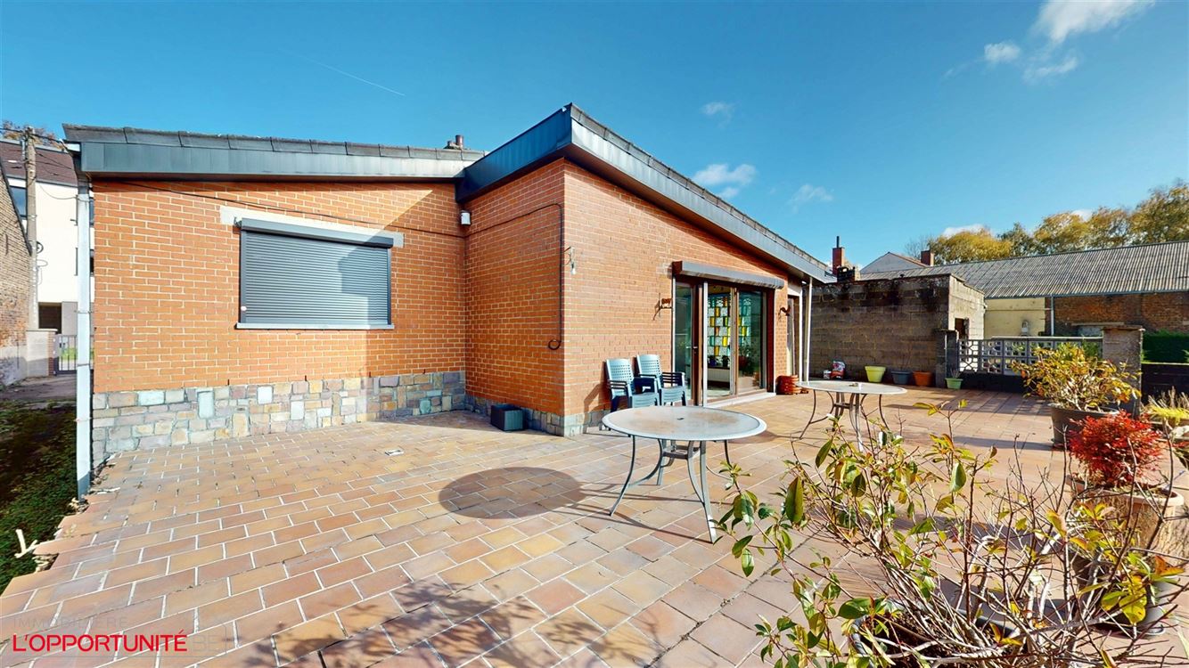 Belle maison 4 facades en bel étage inversé, deux chambres, magnifique jardin.