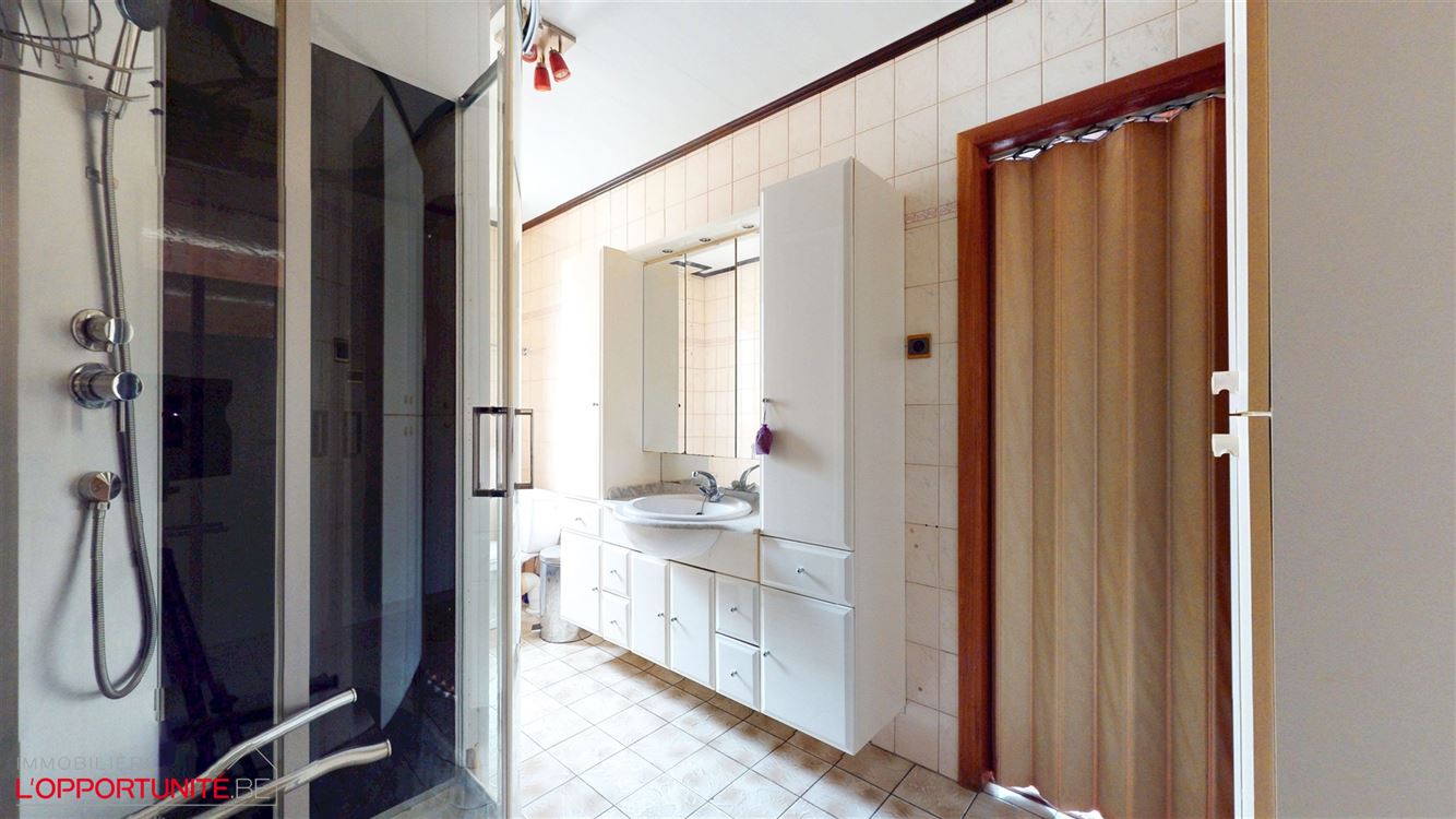 Belle maison 4 facades en bel étage inversé, deux chambres, magnifique jardin.