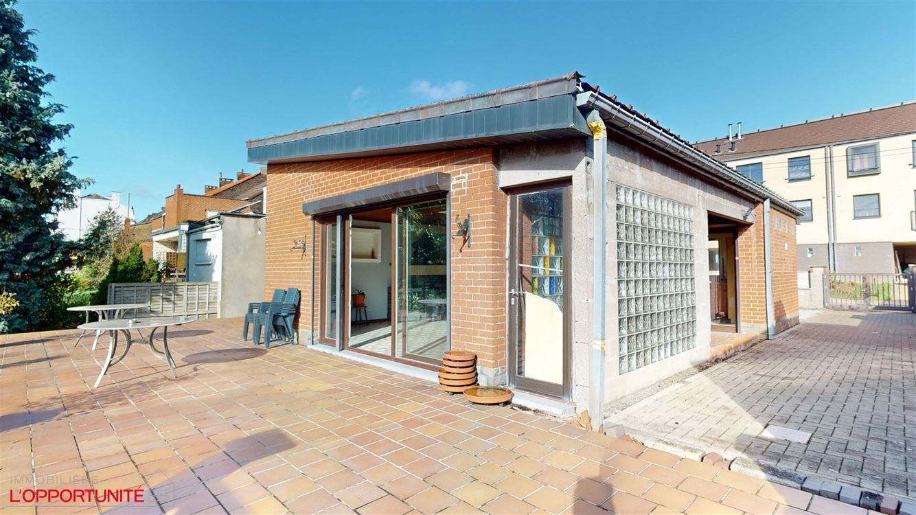 Belle maison 4 facades en bel étage inversé, deux chambres, magnifique jardin.