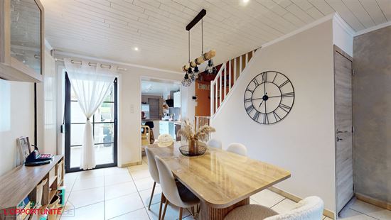 Magnifique maison 4 façades rénovée, élec conforme 2050, 2 chambres, splendide terrasse récente, beau jardin et garage.