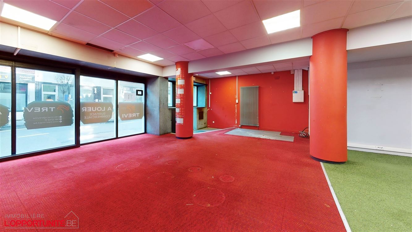 Rez- de- chaussée commercial et appartement