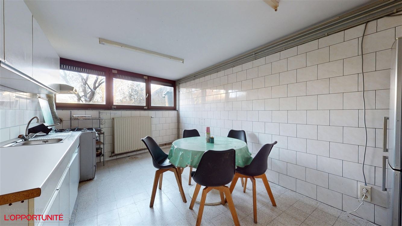 Rez- de- chaussée commercial et appartement