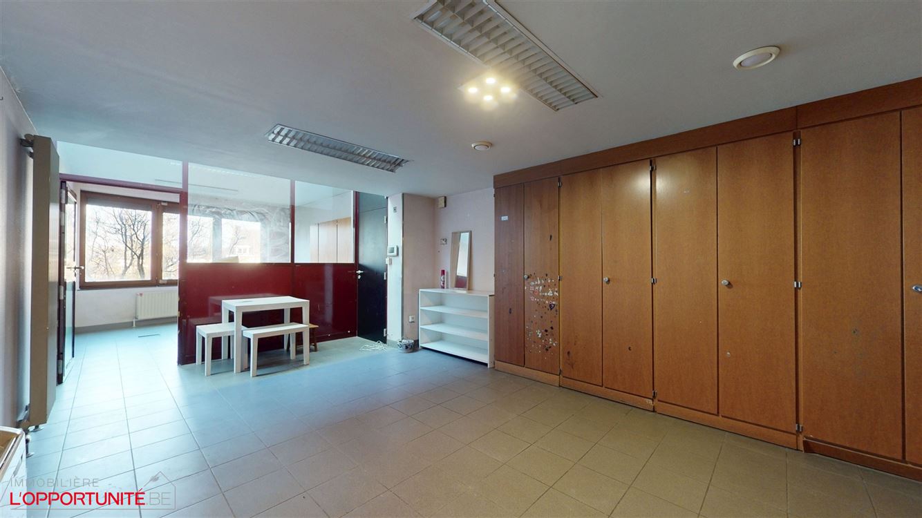 Rez- de- chaussée commercial et appartement