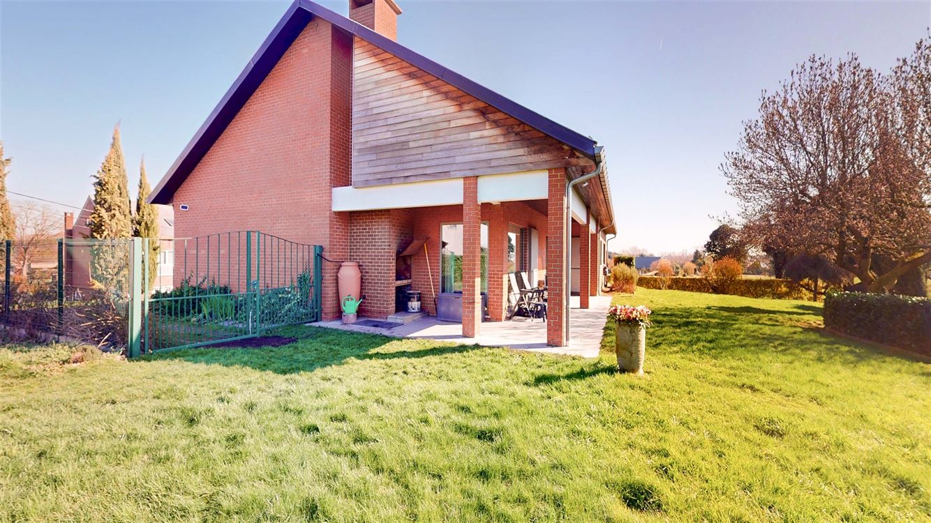 Magnifique villa 5 chambres, 22 panneaux, garage, jardin SUD, espace pro.