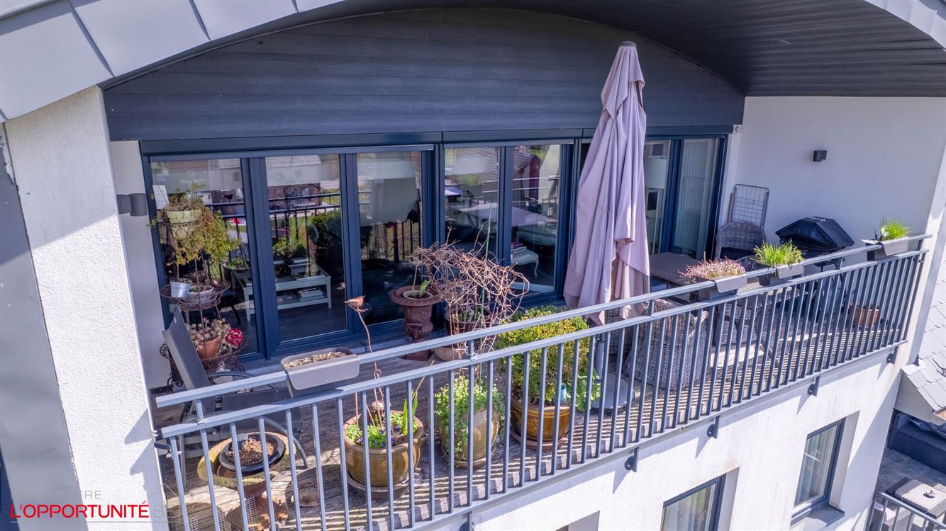 Magnifique penthouse moderne, 3 chambres, 2 salles de bains, terrasse et garage.