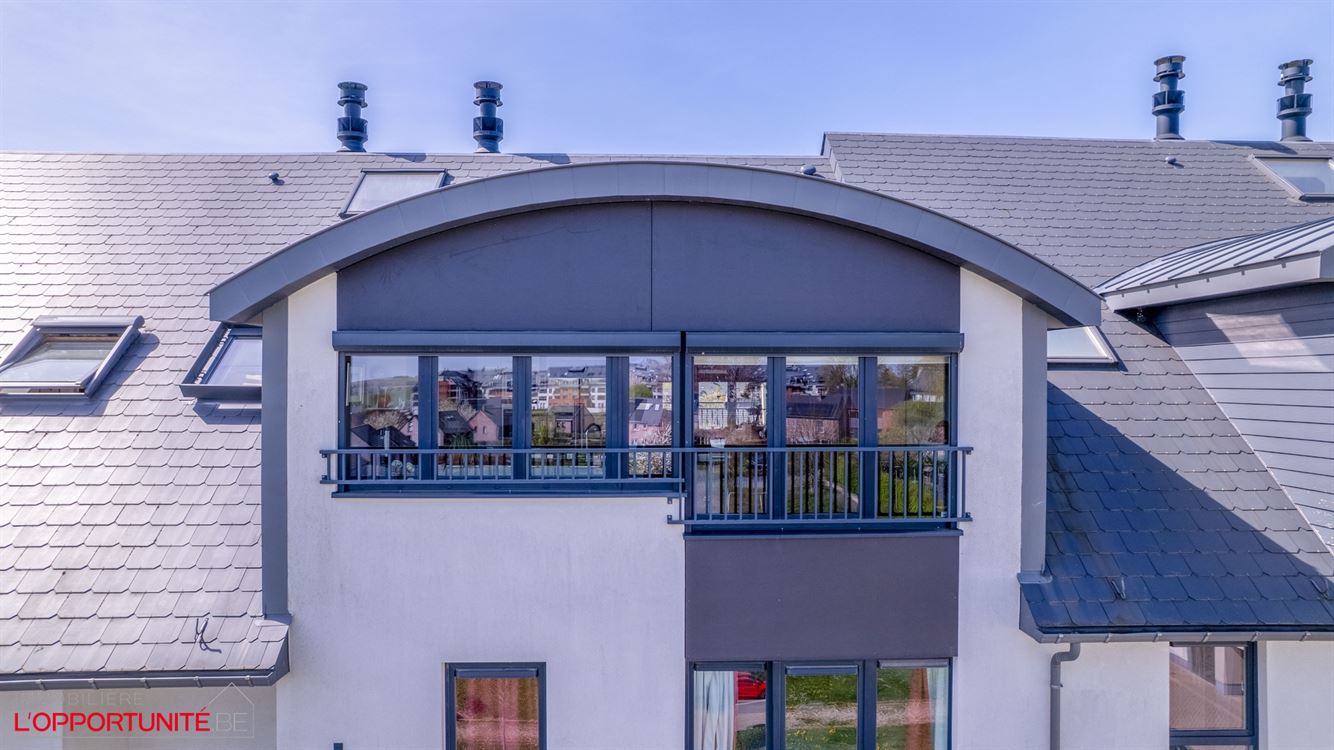 Magnifique penthouse moderne, 3 chambres, 2 salles de bains, terrasse et garage.