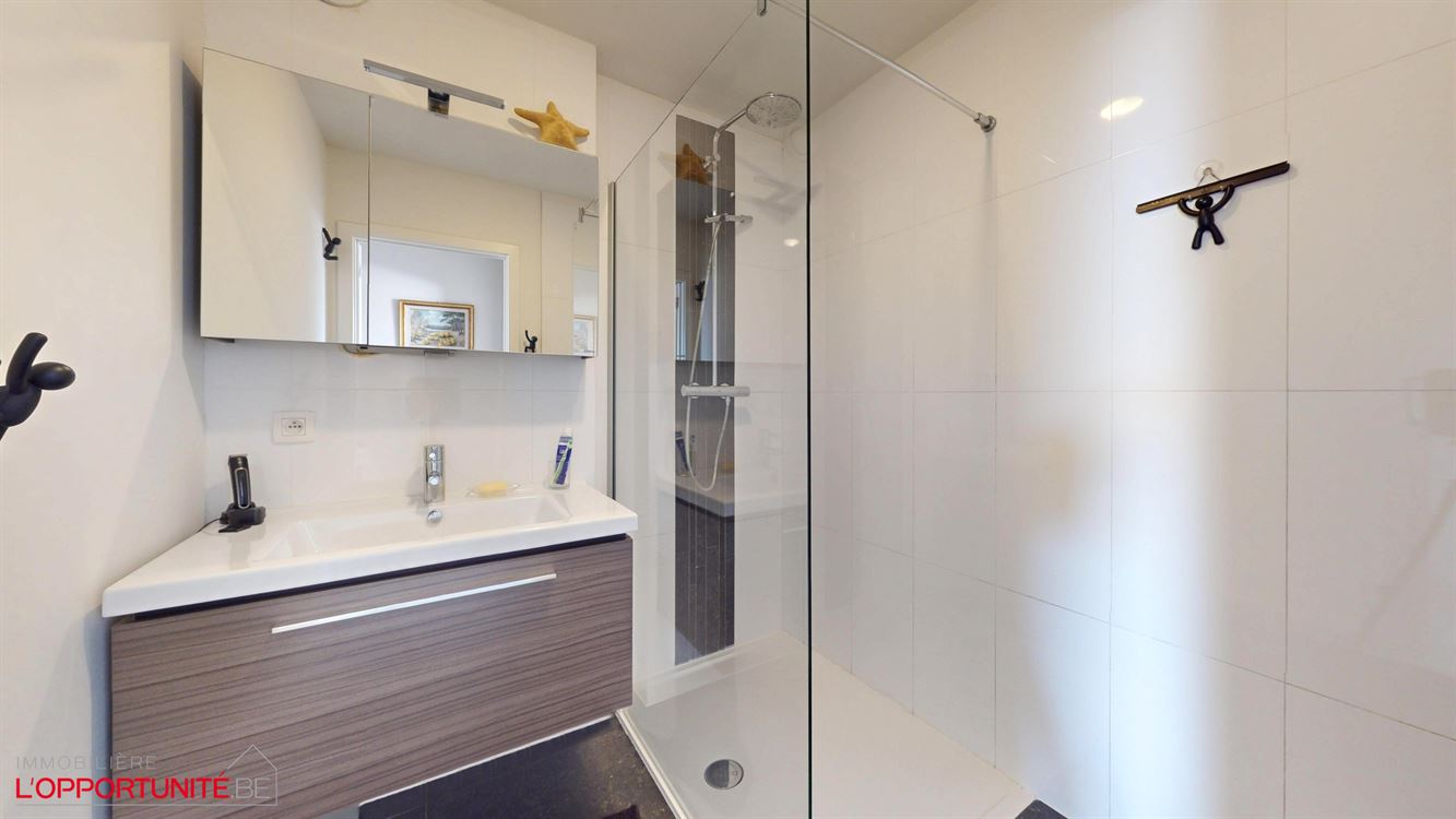 Magnifique penthouse moderne, 3 chambres, 2 salles de bains, terrasse et garage.