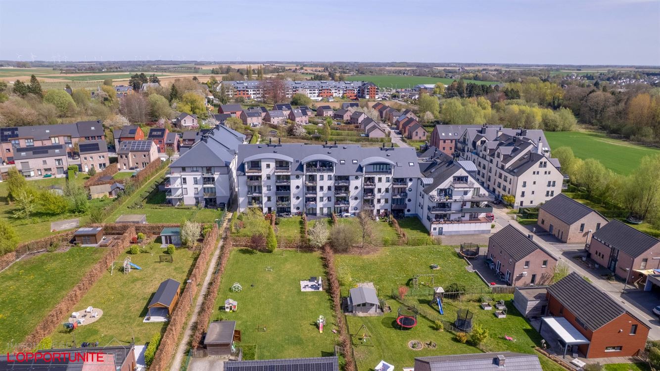 Magnifique penthouse moderne, 3 chambres, 2 salles de bains, terrasse et garage.