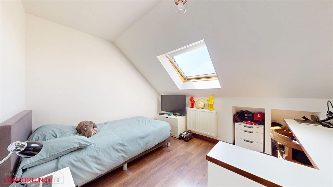 Magnifique penthouse moderne, 3 chambres, 2 salles de bains, terrasse et garage.