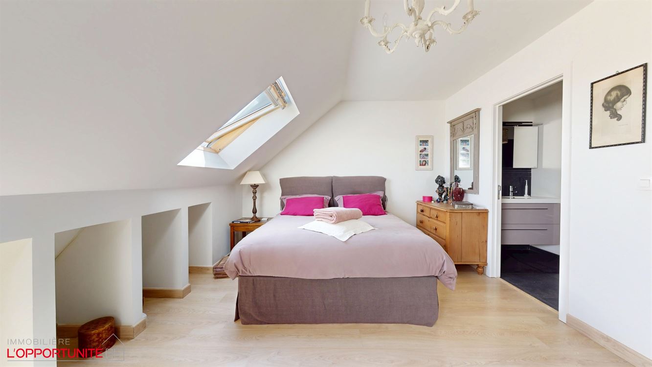 Magnifique penthouse moderne, 3 chambres, 2 salles de bains, terrasse et garage.