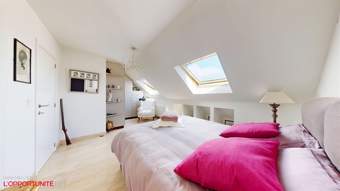 Magnifique penthouse moderne, 3 chambres, 2 salles de bains, terrasse et garage.