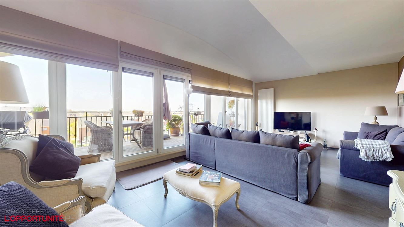 Magnifique penthouse moderne, 3 chambres, 2 salles de bains, terrasse et garage.
