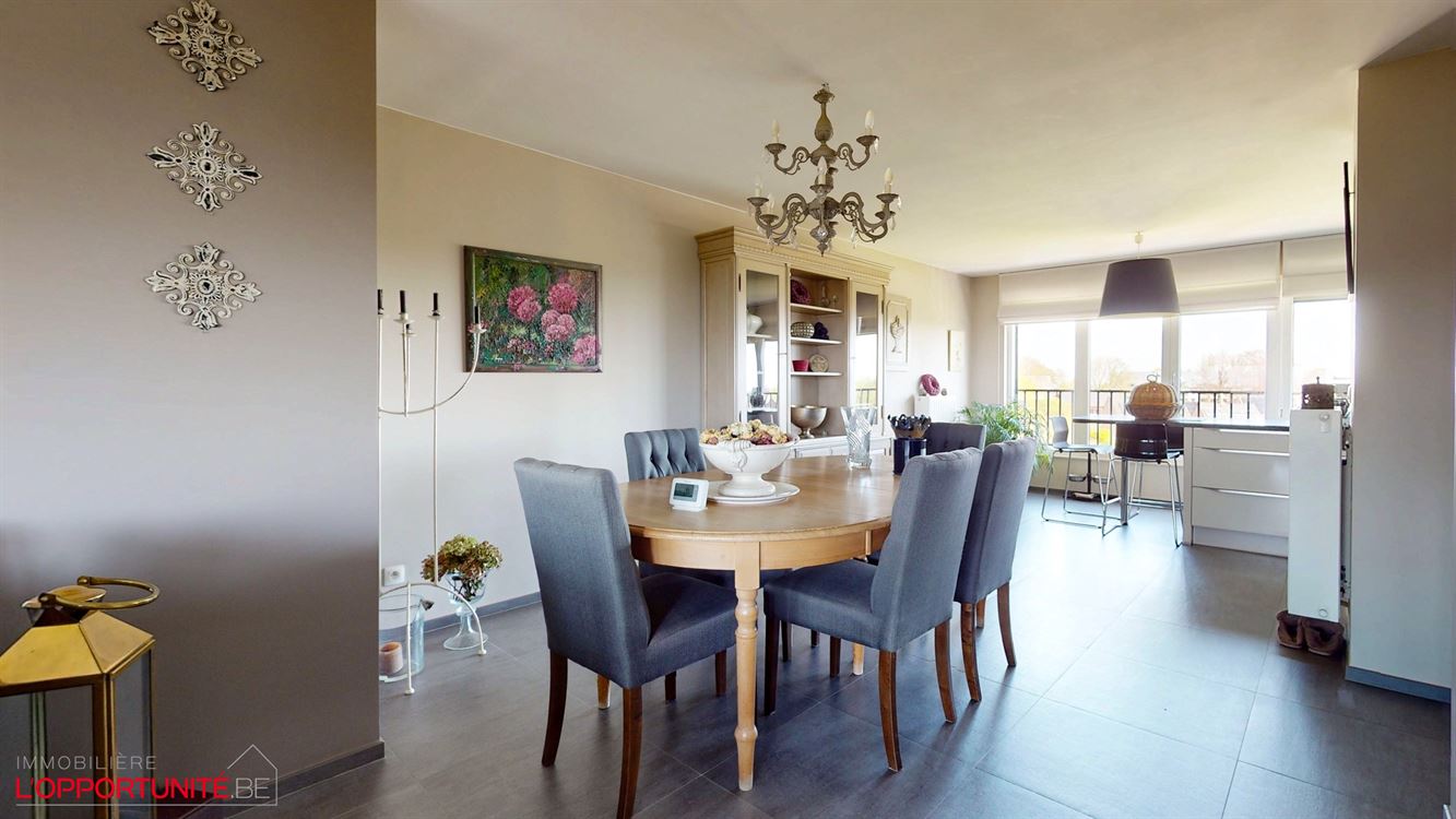Magnifique penthouse moderne, 3 chambres, 2 salles de bains, terrasse et garage.