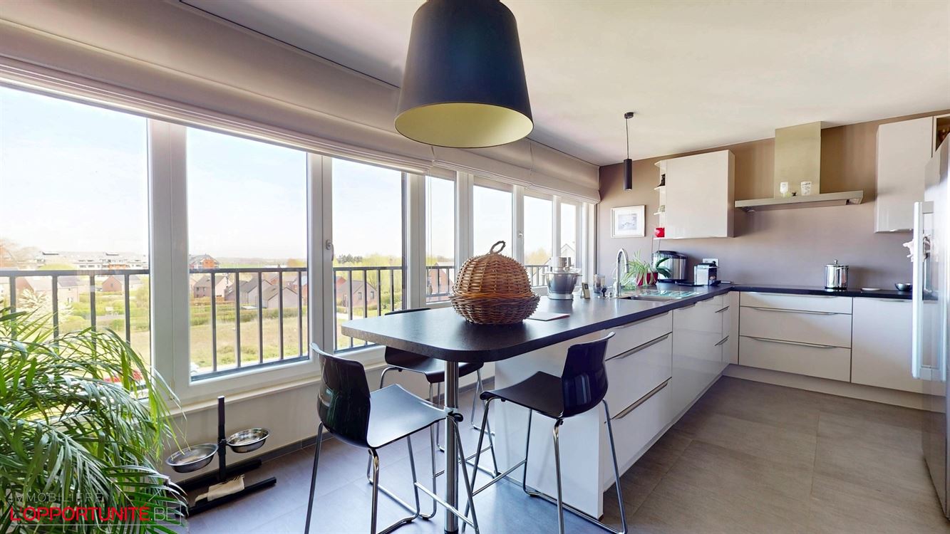 Magnifique penthouse moderne, 3 chambres, 2 salles de bains, terrasse et garage.