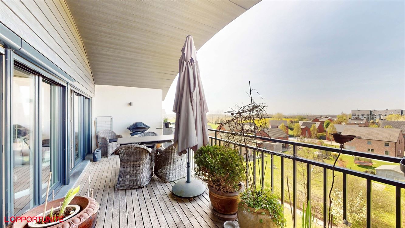 Magnifique penthouse moderne, 3 chambres, 2 salles de bains, terrasse et garage.