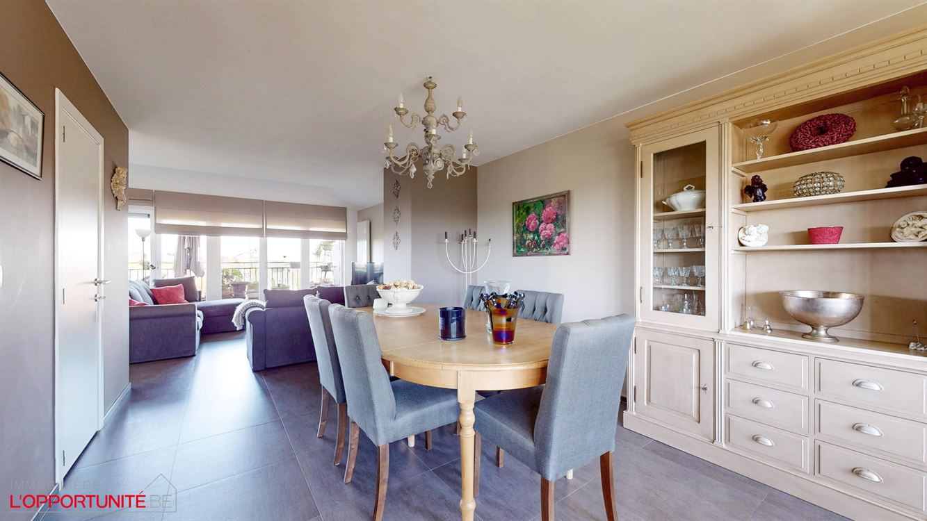 Magnifique penthouse moderne, 3 chambres, 2 salles de bains, terrasse et garage.