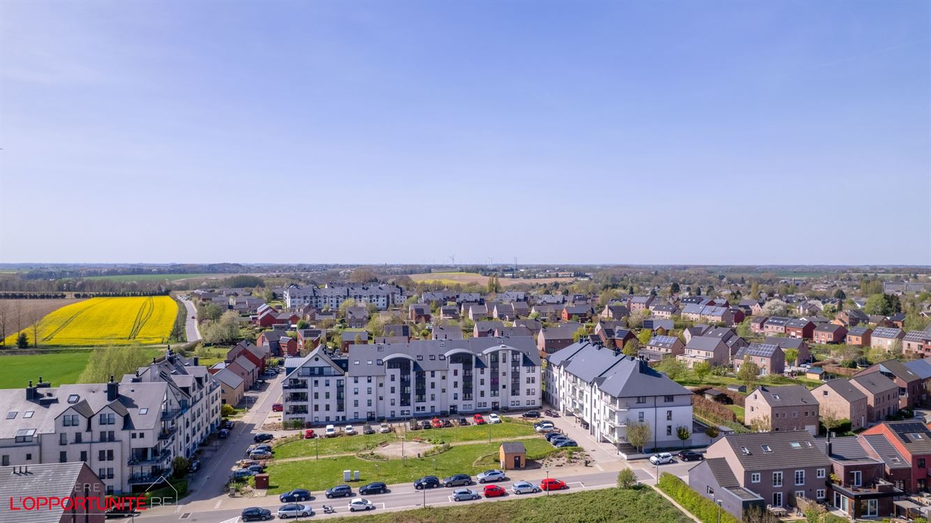 Magnifique penthouse moderne, 3 chambres, 2 salles de bains, terrasse et garage.