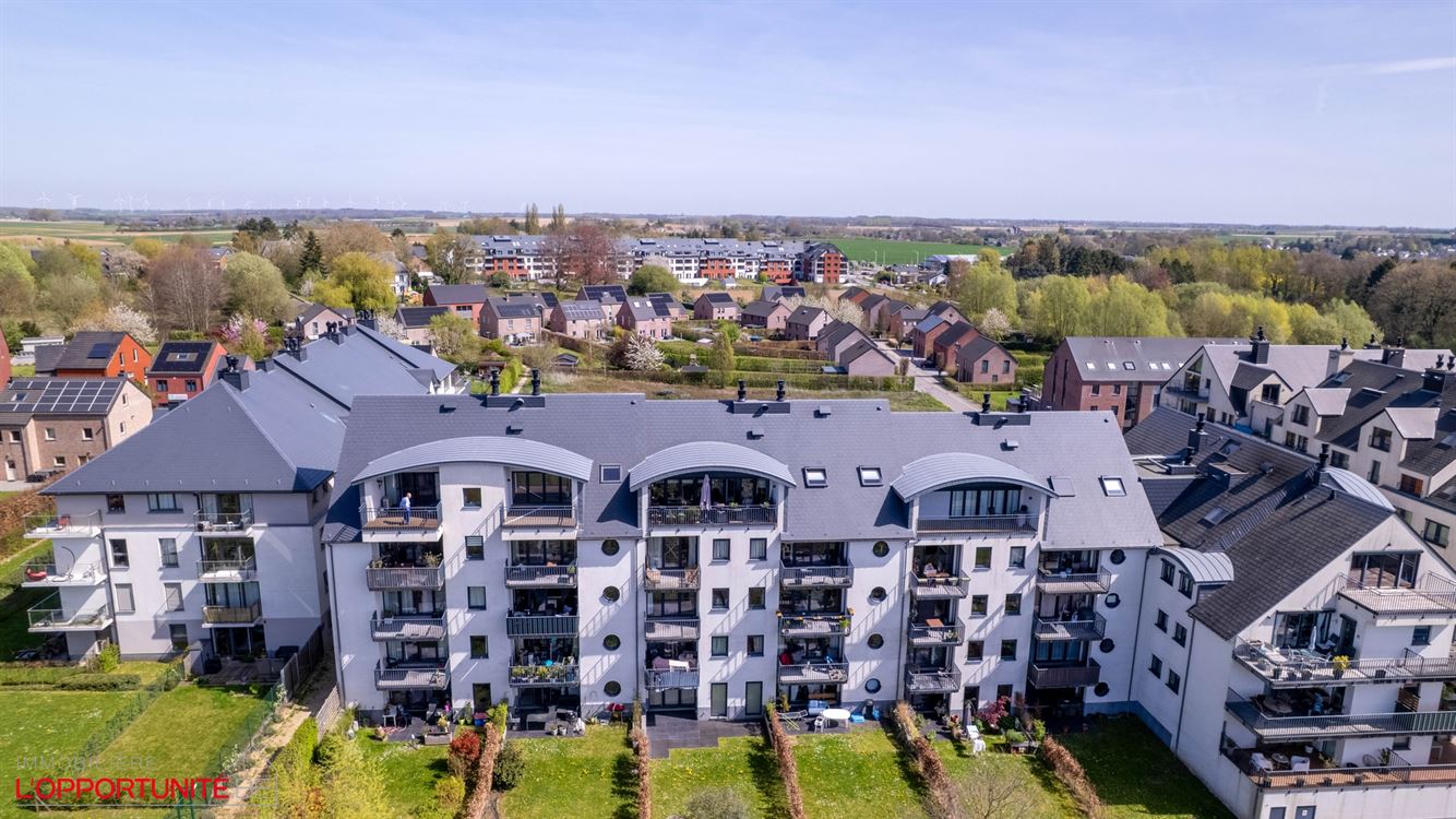 Magnifique penthouse moderne, 3 chambres, 2 salles de bains, terrasse et garage.