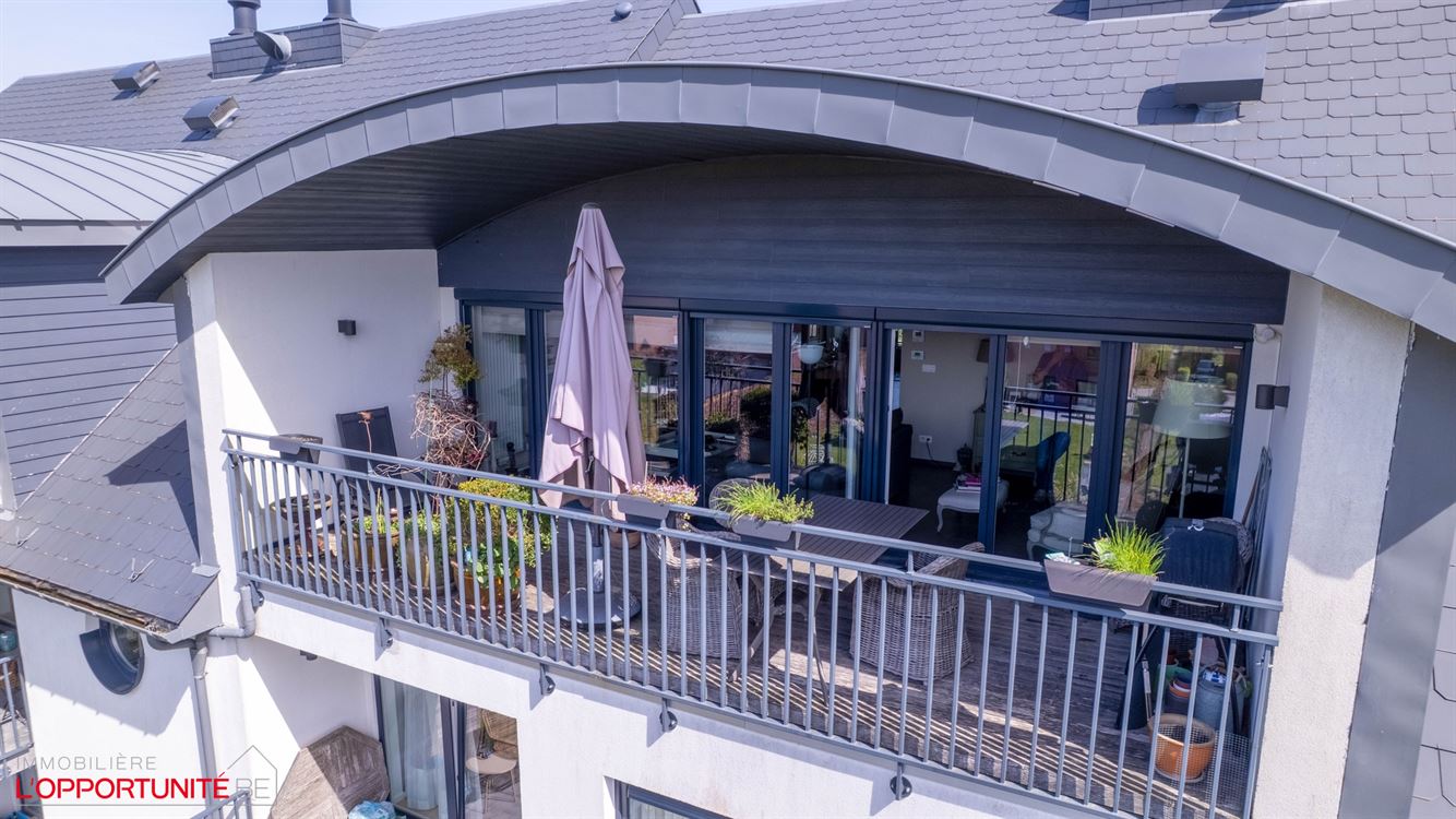 Magnifique penthouse moderne, 3 chambres, 2 salles de bains, terrasse et garage.