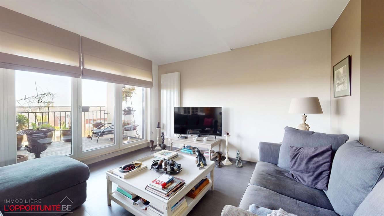 Magnifique penthouse moderne, 3 chambres, 2 salles de bains, terrasse et garage.