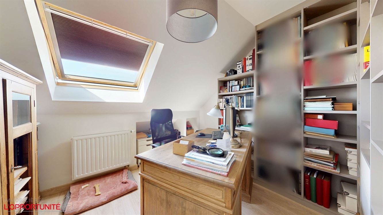 Magnifique penthouse moderne, 3 chambres, 2 salles de bains, terrasse et garage.