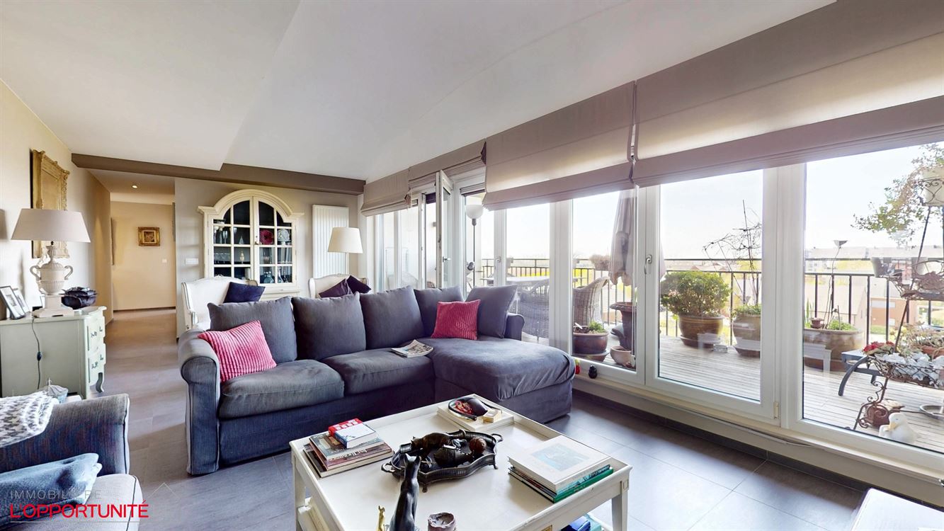Magnifique penthouse moderne, 3 chambres, 2 salles de bains, terrasse et garage.