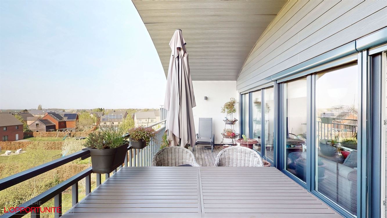 Magnifique penthouse moderne, 3 chambres, 2 salles de bains, terrasse et garage.