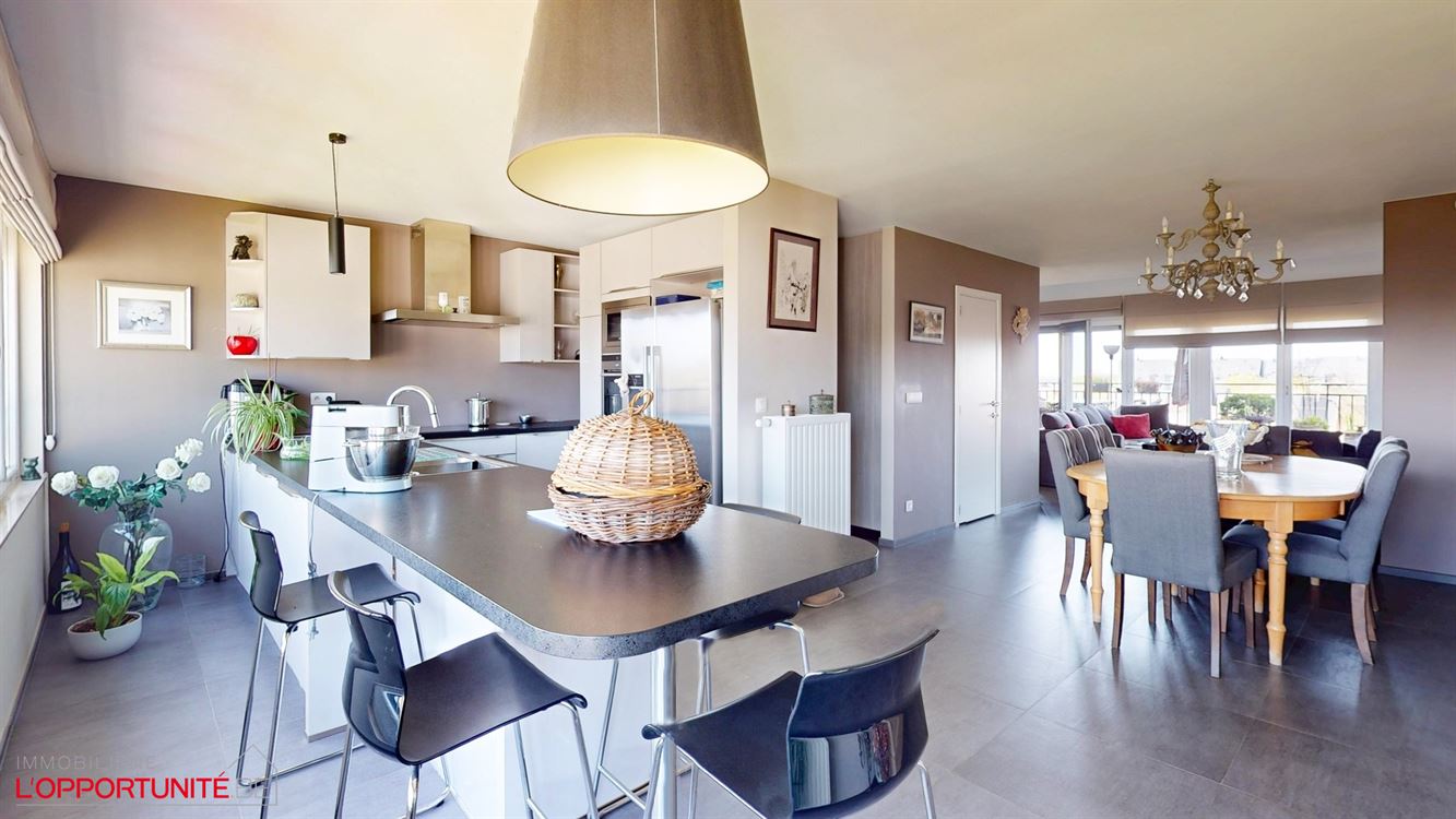 Magnifique penthouse moderne, 3 chambres, 2 salles de bains, terrasse et garage.