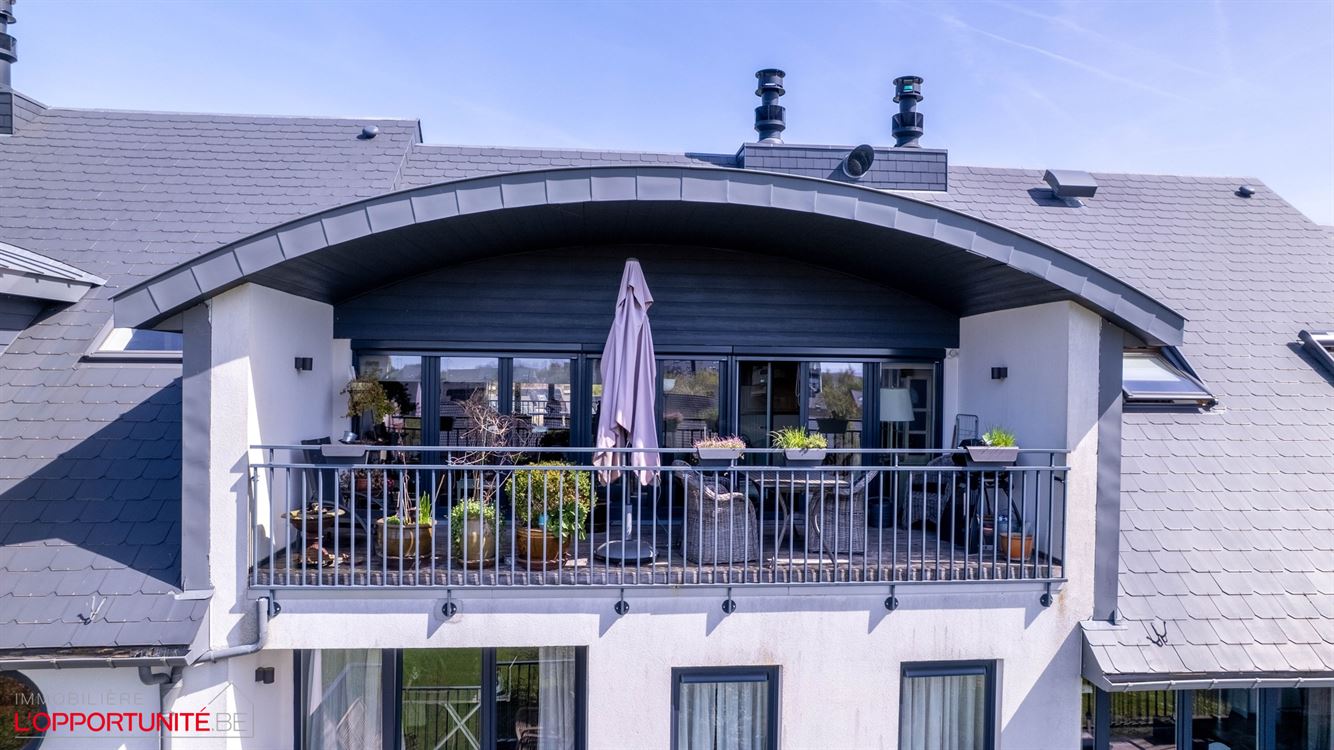Magnifique penthouse moderne, 3 chambres, 2 salles de bains, terrasse et garage.
