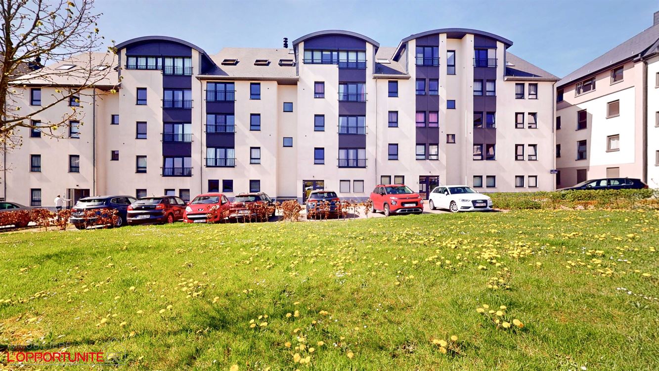 Magnifique penthouse moderne, 3 chambres, 2 salles de bains, terrasse et garage.