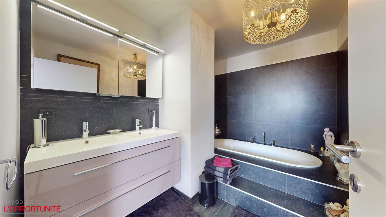 Magnifique penthouse moderne, 3 chambres, 2 salles de bains, terrasse et garage.