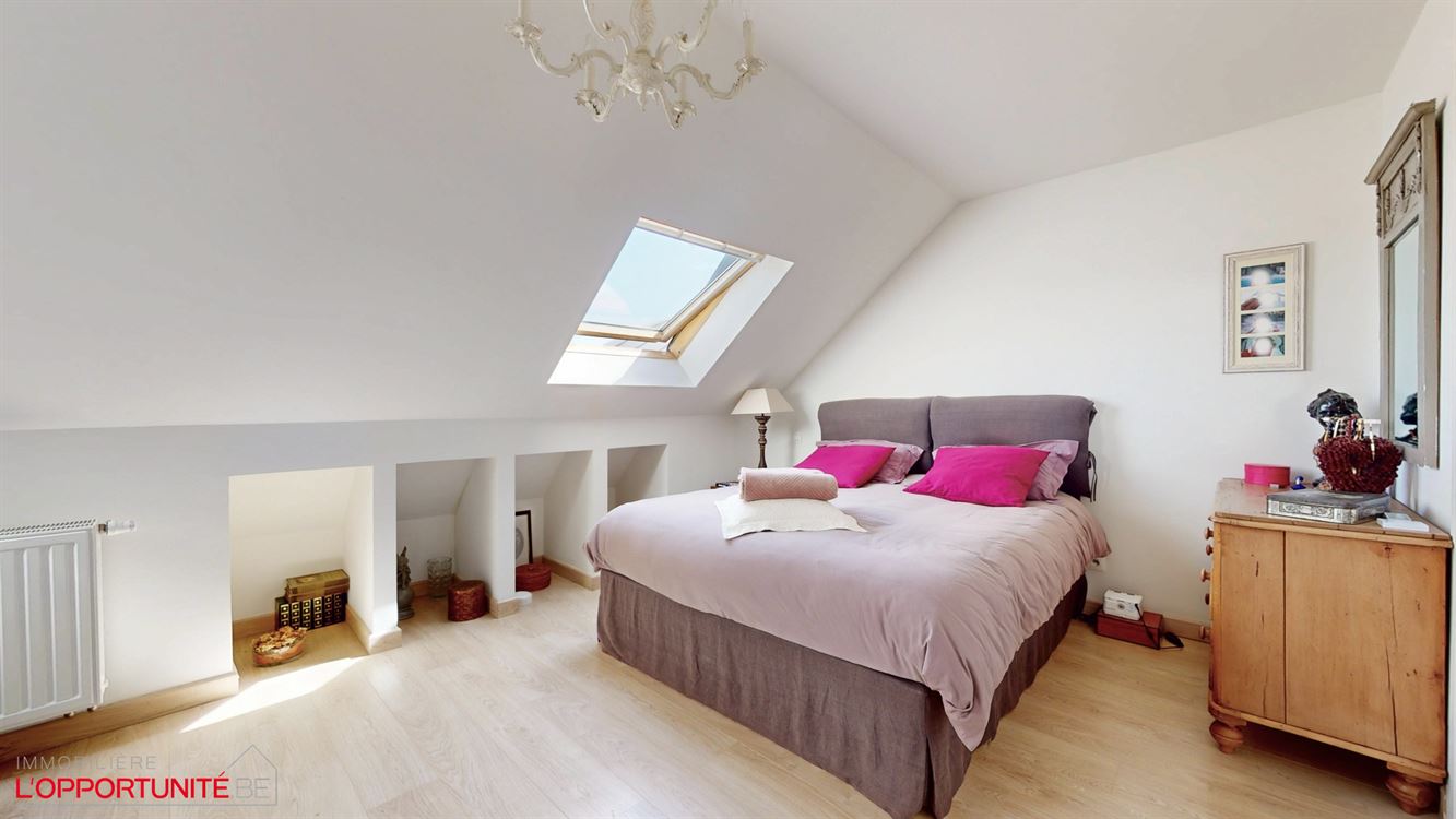 Magnifique penthouse moderne, 3 chambres, 2 salles de bains, terrasse et garage.