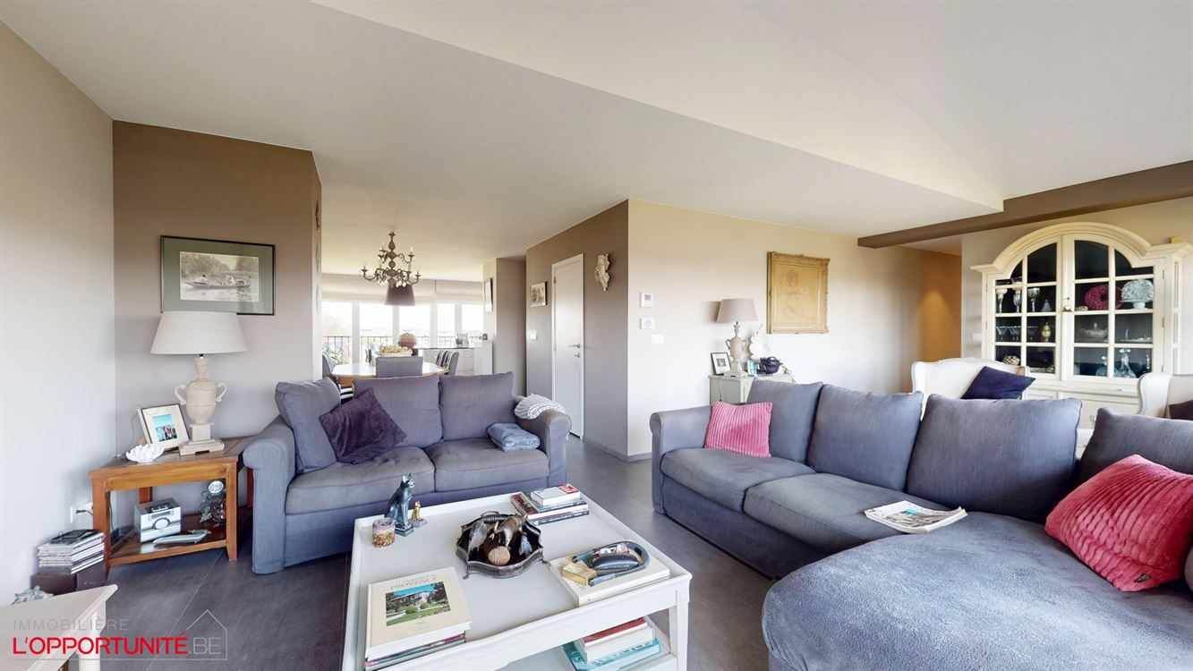 Magnifique penthouse moderne, 3 chambres, 2 salles de bains, terrasse et garage.