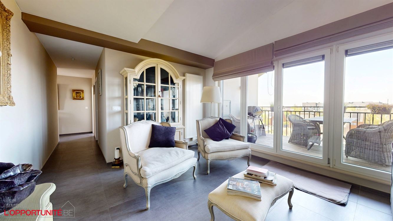 Magnifique penthouse moderne, 3 chambres, 2 salles de bains, terrasse et garage.