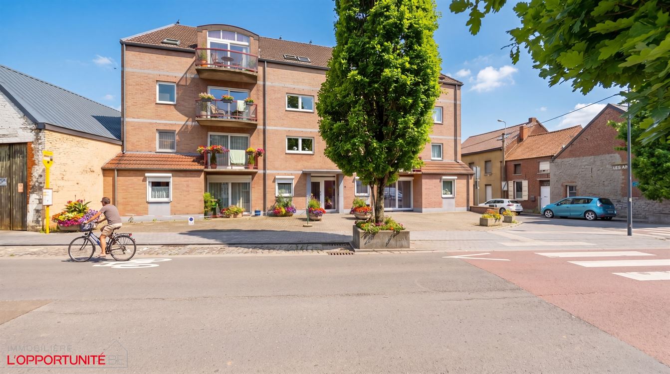 Magnifique appartement penthouse, construction 1998, 2 ch, balcon, garage.