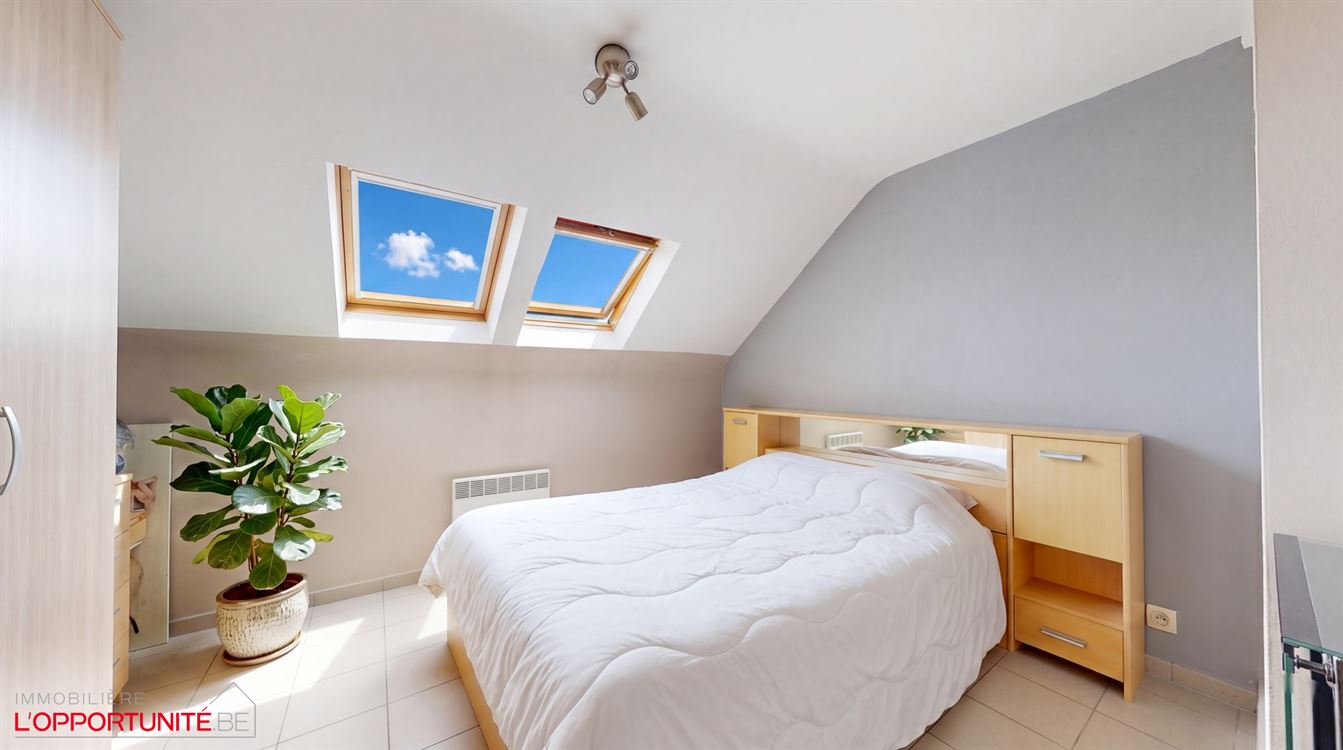 Splendide appartement penthouse, construction 1998, 2 ch, balcon, garage.