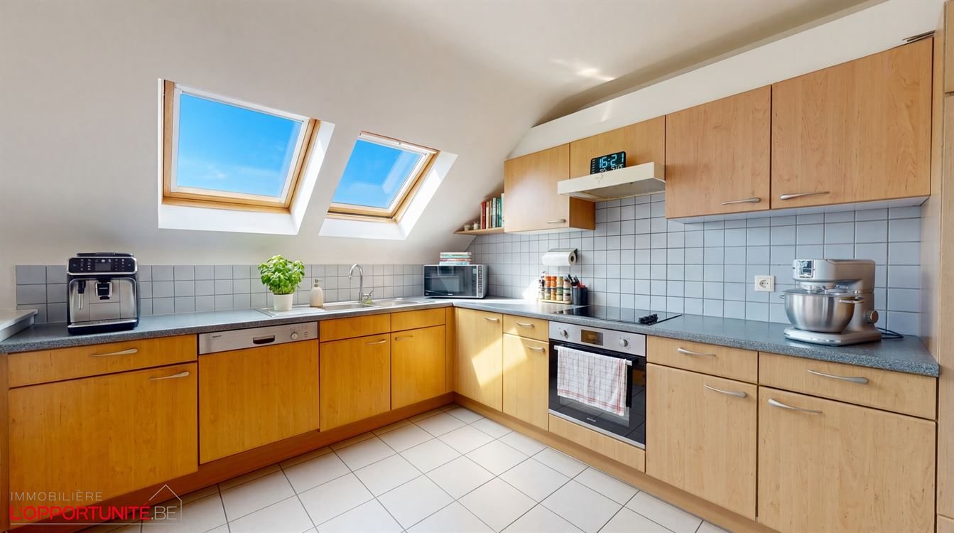 Splendide appartement penthouse, construction 1998, 2 ch, balcon, garage.