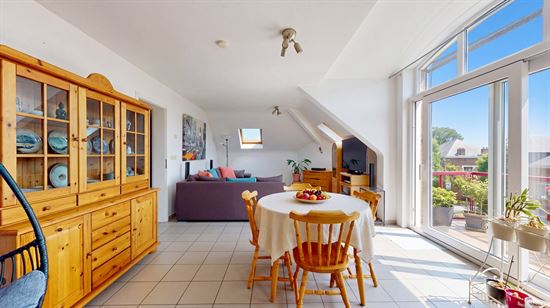 Splendide appartement penthouse, construction 1998, 2 ch, balcon, garage.