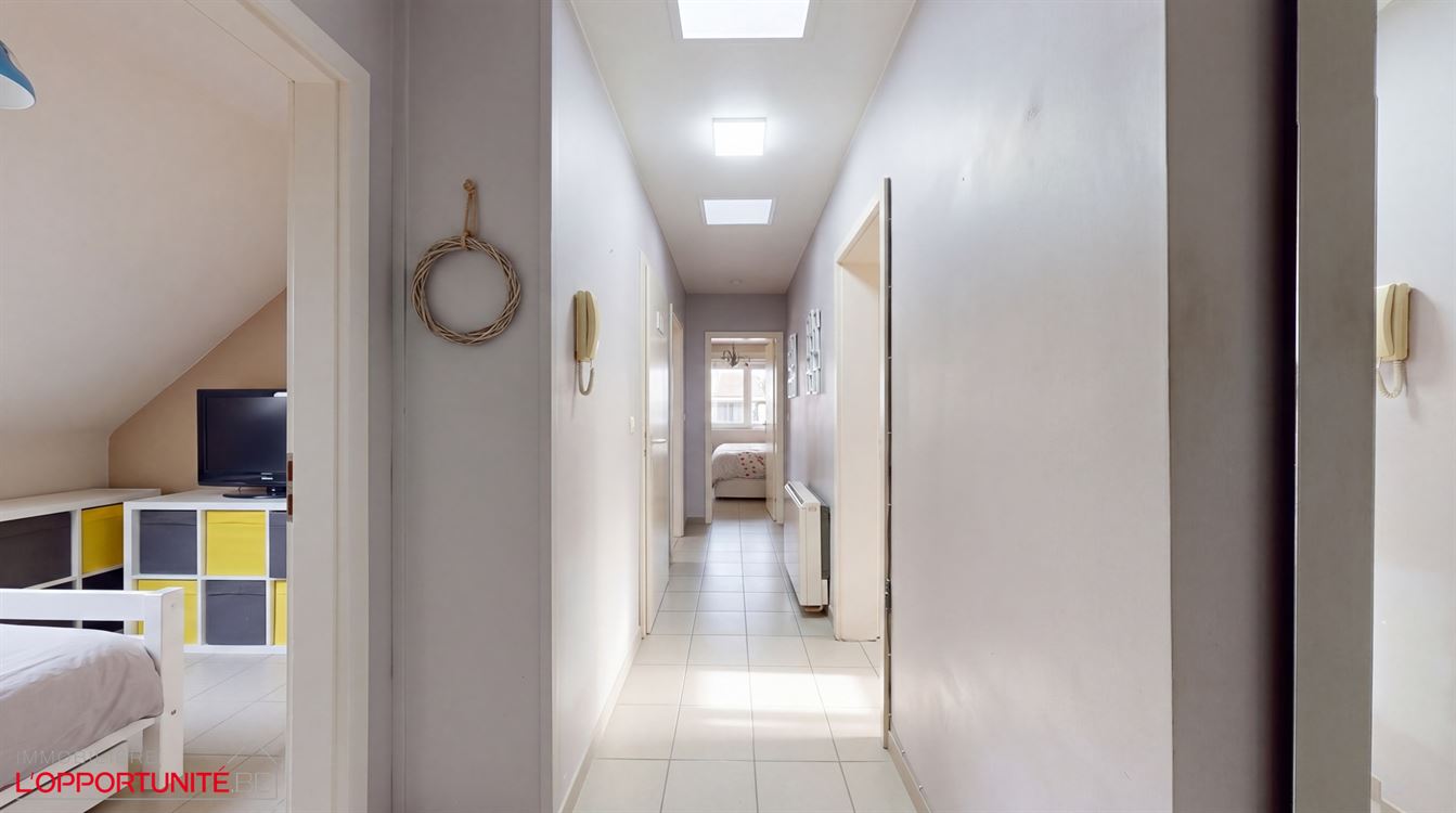 Superbe appartement penthouse, construction 1998, 2 ch, balcon, garage.
