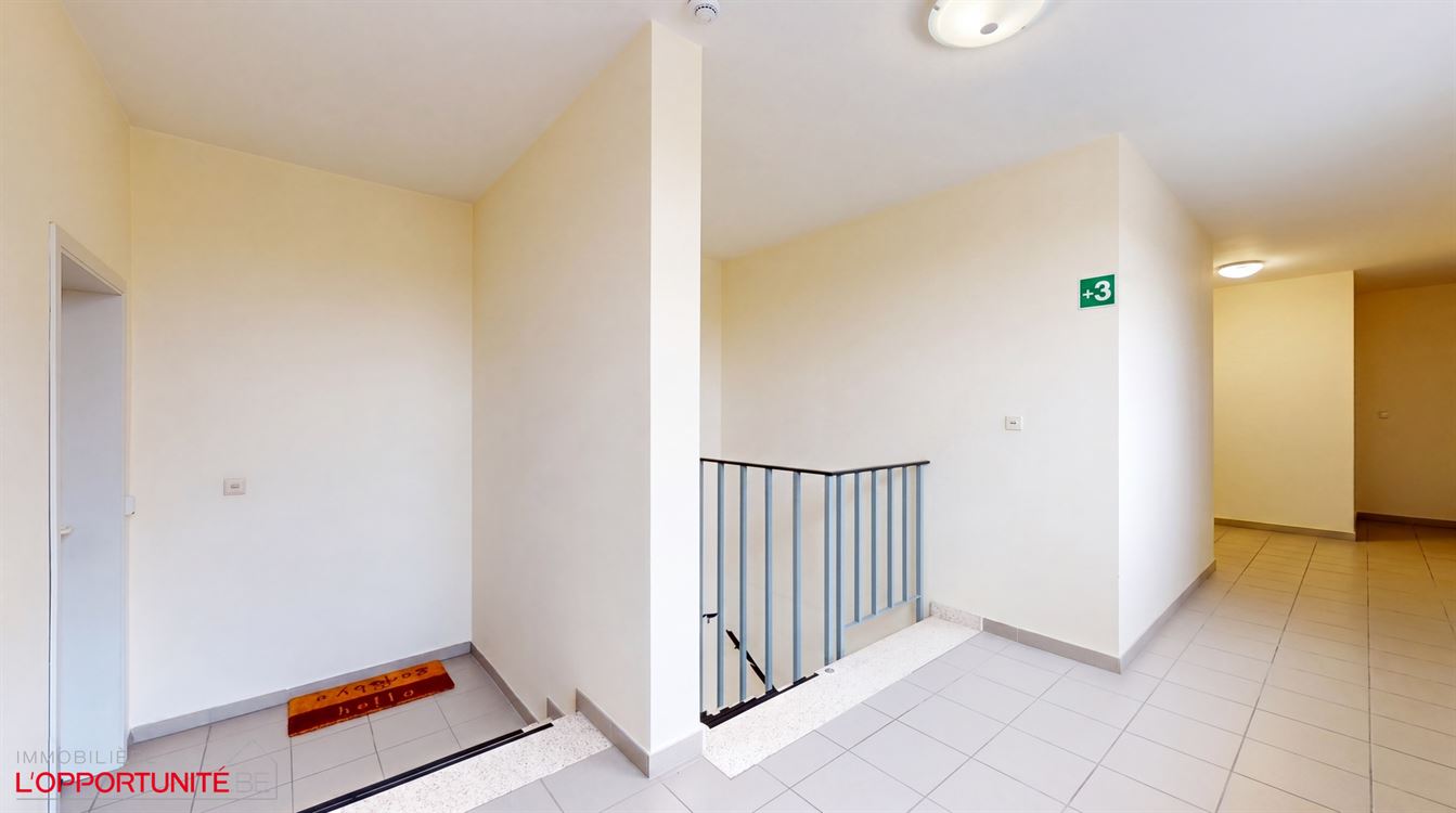 Superbe appartement penthouse, construction 1998, 2 ch, balcon, garage.