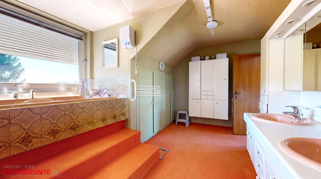 Propriété exceptionnelle sur 35 ares de terrain, 4 chambres, garages et carport.