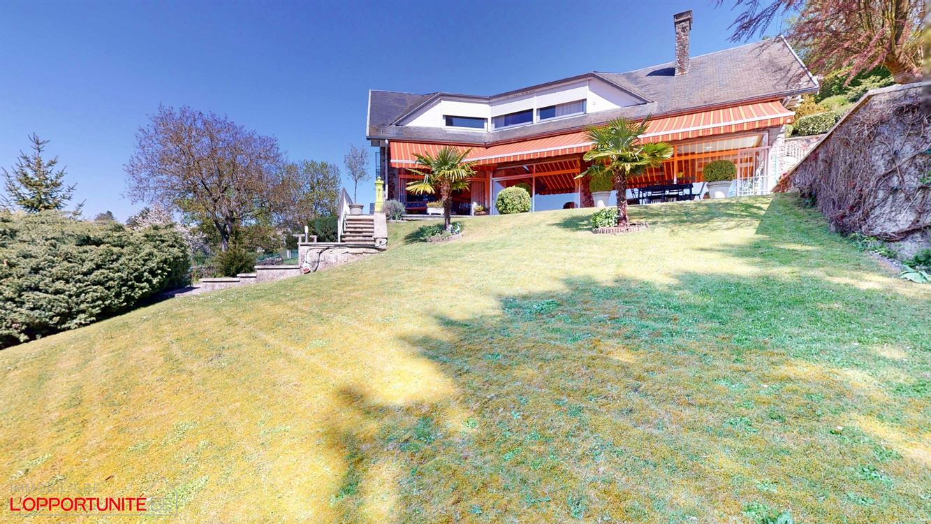 Propriété exceptionnelle sur 35 ares de terrain, 4 chambres, garages et carport.