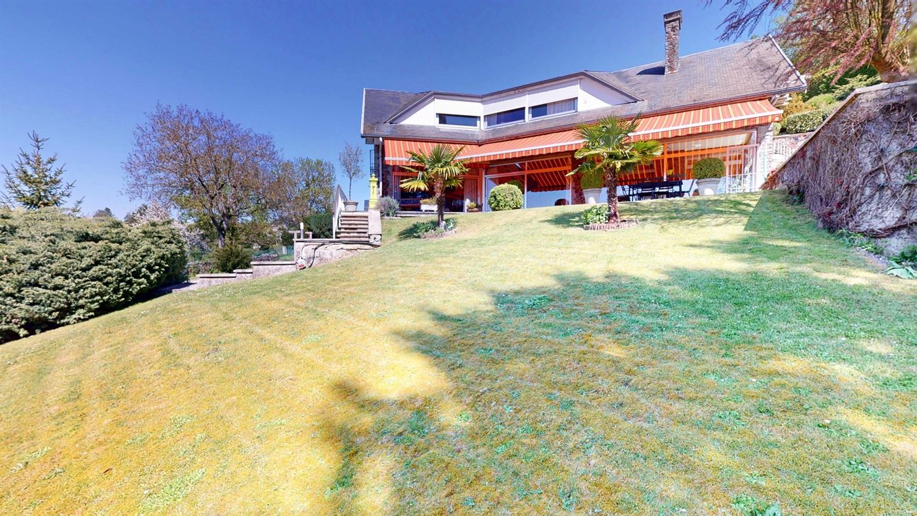 Propriété exceptionnelle sur 35 ares de terrain, 4 chambres, garages et carport.