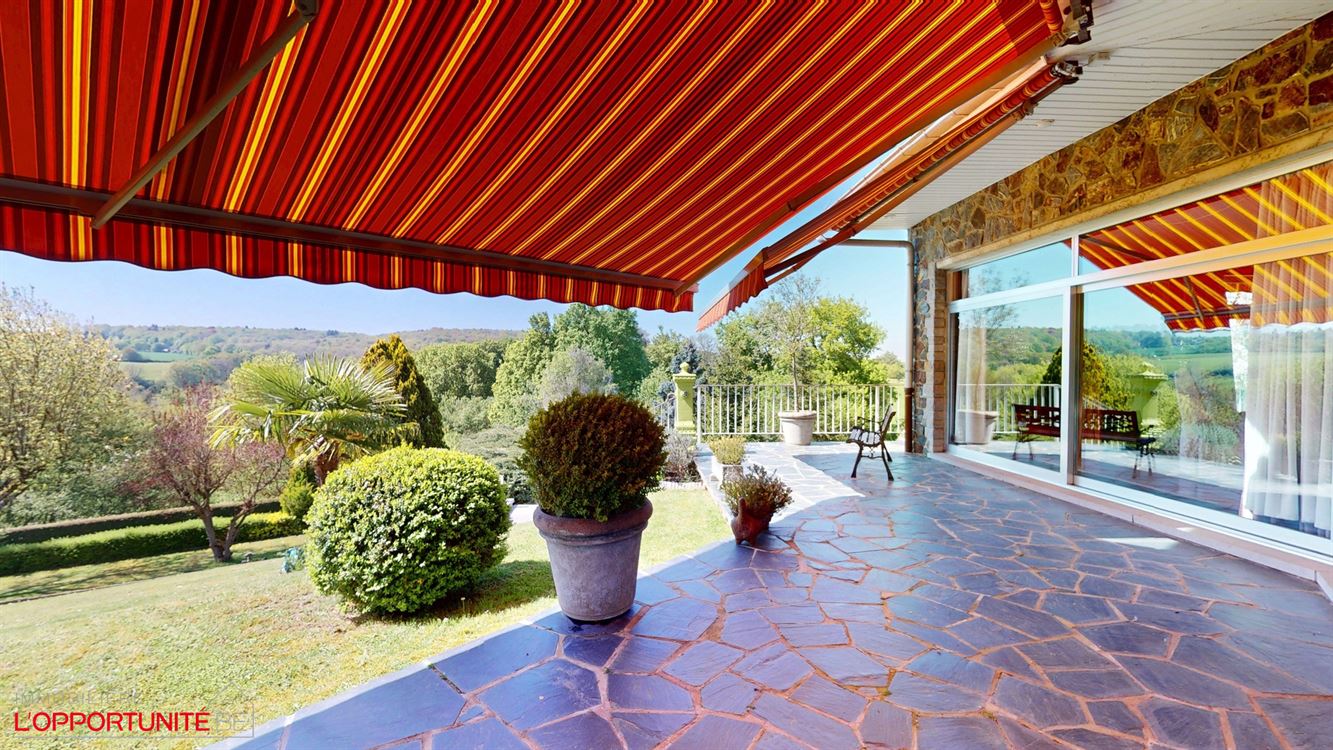 Propriété exceptionnelle sur 35 ares de terrain, 4 chambres, garages et carport.