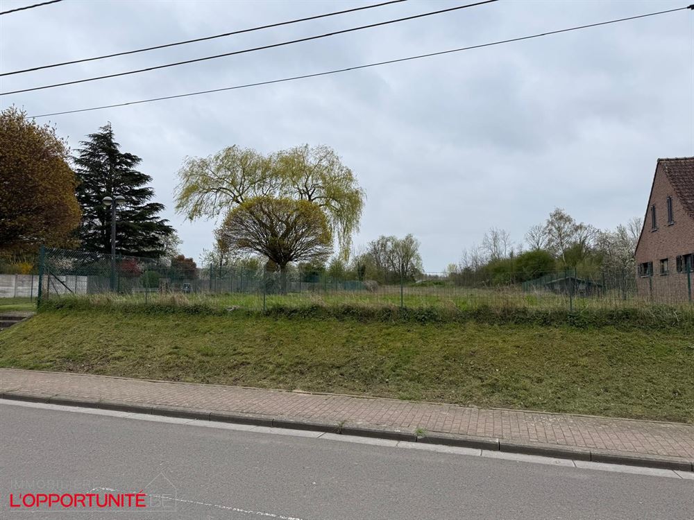 Magnifique terrain orientation SUD de +/- 8ares.