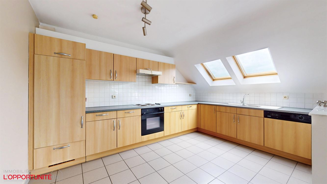 Magnifique appartement penthouse, construction 1998, 2 ch, balcon, garage.