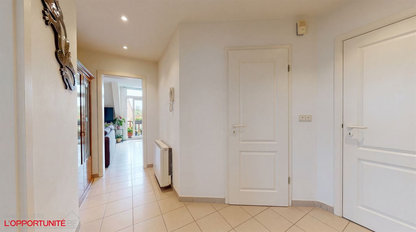 Splendide appartement penthouse, construction 1998, 2 ch, balcon, garage.